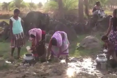 यहां आदिवासी सालों से पी रहे गड्ढे का पानी, कलेक्टर बोले- कराएंगे बोरवेल, नहीं होगी परेशानी!