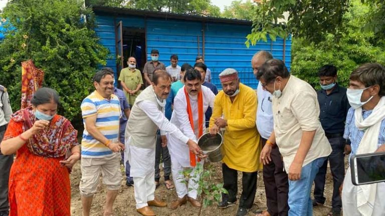 मंत्री श्री पटेल ने रिवेरा टाऊन में किया पौधरोपण