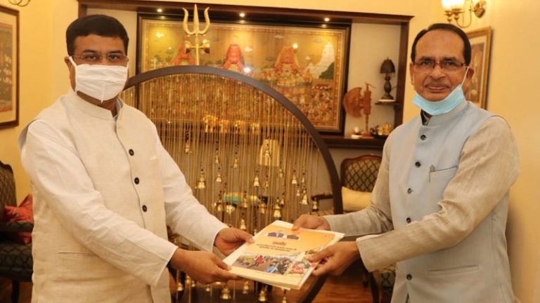 मुख्यमंत्री श्री चौहान ने की पेट्रोलियम मंत्री श्री धर्मेन्द्र प्रधान से मुलाकात