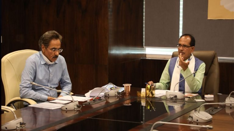 मुख्यमंत्री श्री चौहान ने रीवा अल्ट्रा मेगा सोलर परियोजना कार्यक्रम की तैयारियों की समीक्षा की
