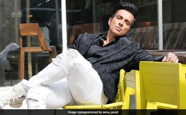 खेत में हल में बैलों की जगह लगी थीं दो लड़कियां, सोनू सूद ने किसान परिवार के लिए भेज दिया ट्रेक्टर, देखें VIDEO