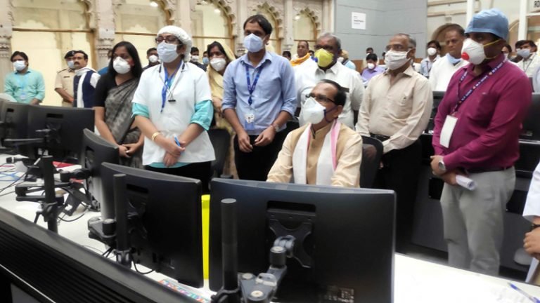 कमांड एण्ड कंट्रोल सेंटर का मुख्यमंत्री ने लिया जायजा