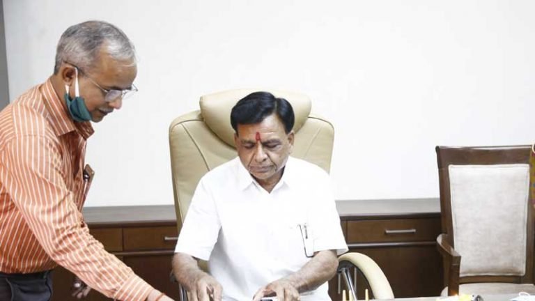 वाणिज्यिक कर एवं वित्त मंत्री श्री देवड़ा ने किया पदभार ग्रहण