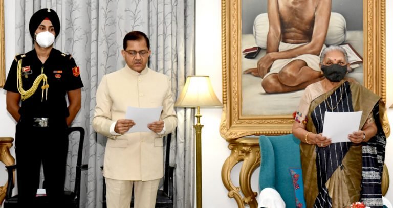 राज्यपाल श्रीमती पटेल ने श्री परिहार को दिलाई शपथ