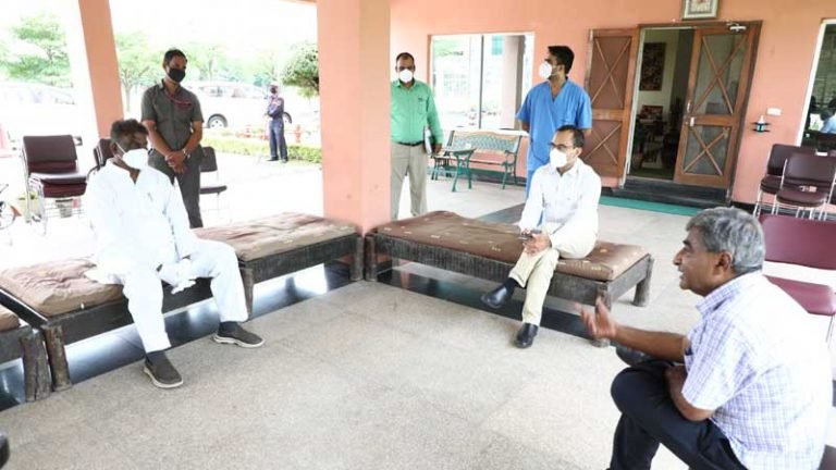 स्वास्थ्य मंत्री डॉ. चौधरी पहुँचे चिरायु हॉस्पिटल
