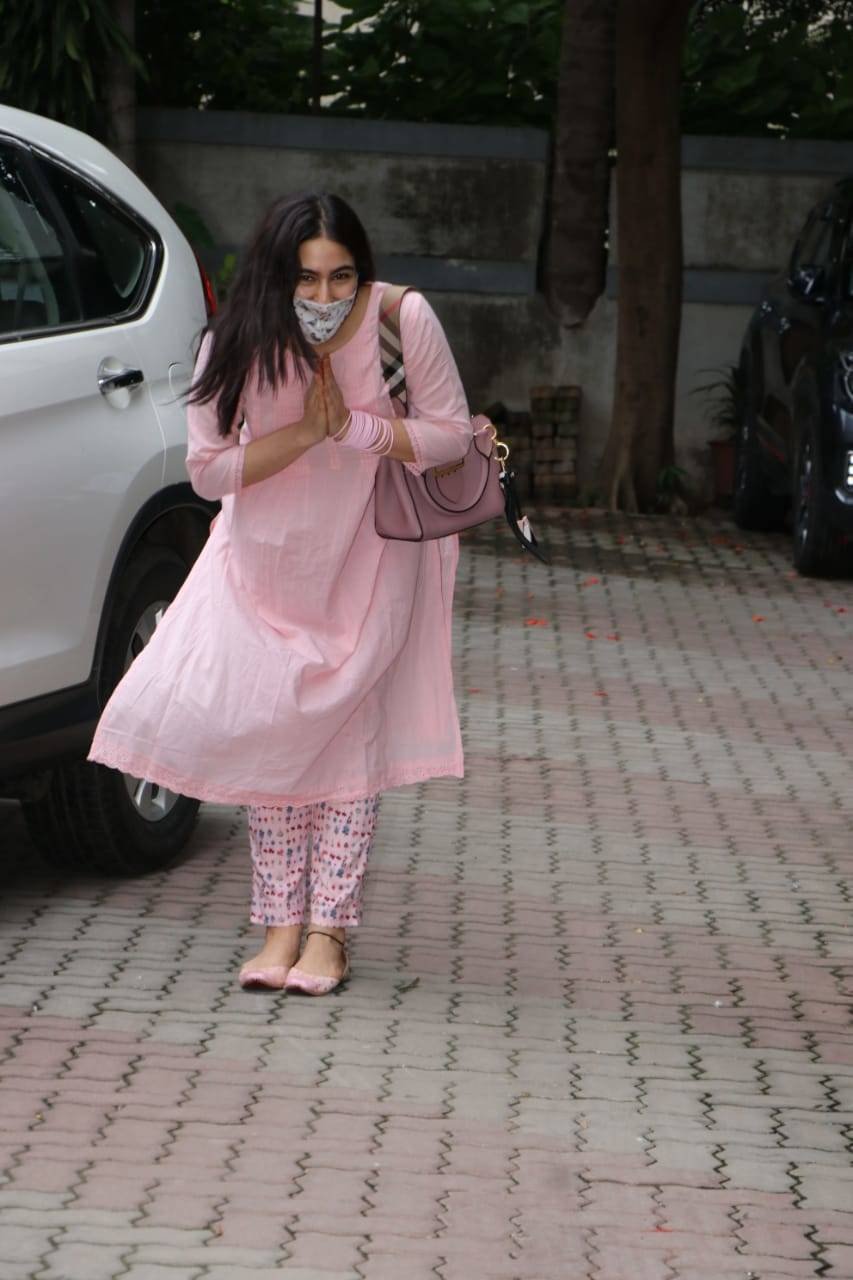 हाथों में चूड़ियां और चेहरे पर स्माइल