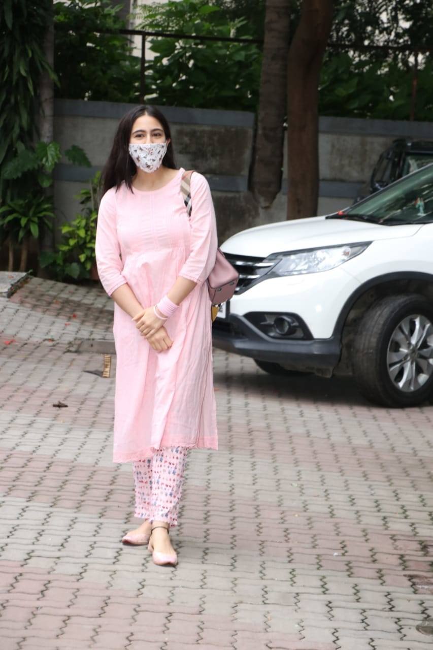 सारा का सिंपल कुर्ता