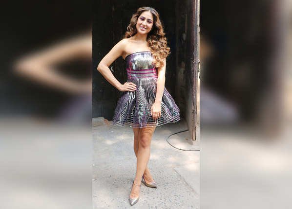 फोटोशूट में बढ़िया, धूप में फिक नजर आई ड्रेस