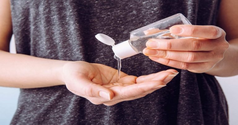 how to choose a good hand sanitizer: Hand Sanitizer: हैंडसैनेटाइजर खरीदते समय रखें इन बातों का ध्यान, FDA ने दिया सुझाव – how to choose good hand sanitizer to avoid harms in hindi