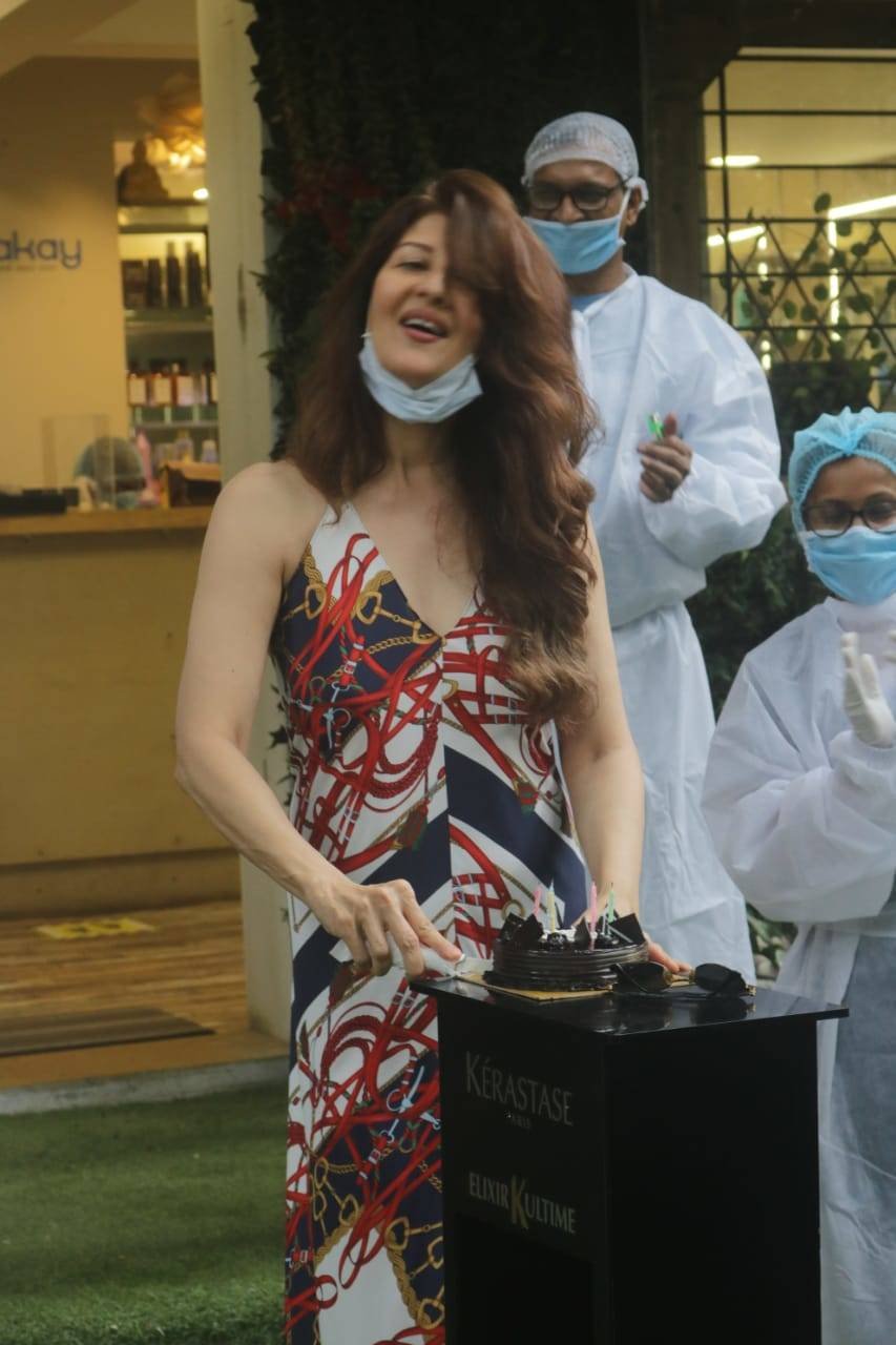 स्टाइलिश ड्रेस में काटा केक