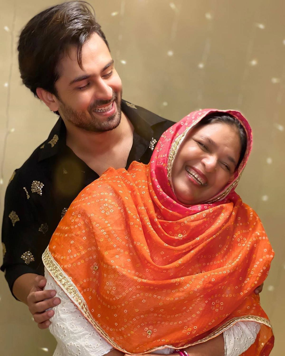 सास ने ईद पर पहना बहू का दिया दुपट्टा सास ने ईद पर पहना बहू का दिया दुपट्टा