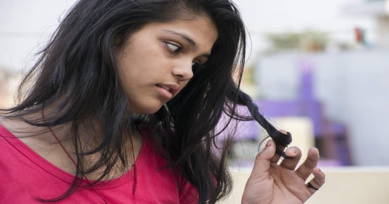 hair care in rain: Monsoon में चिपचिपे बालों से आने लगी है बदबू, तो अपनाएं ये सस्‍ते उपाय – home remedies to get rid of smelly hair in monsoon