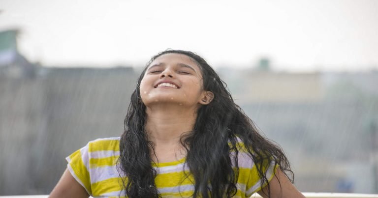 natural skin care routine: Monsoon Skin Care: नहीं खोएगी चेहरे की चमक, मानसून में ऐसे रखें अपनी स्‍किन का ध्‍यान – top 7 monsoon skin care essentials for glowing skin