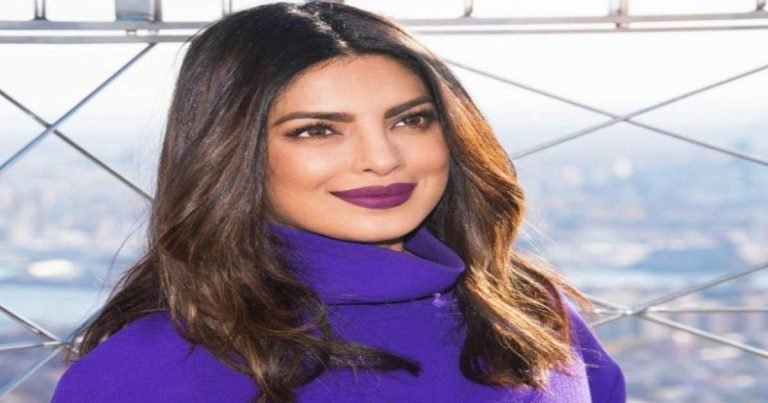 priyanka chopra denim jacket: जब न्यूयॉर्क की सड़कों पर अपने नाम की जैकेट पहने दिखाई दी थीं प्रियंका चोपड़ा – priyanka chopra steps out in a customized blue denim jacket