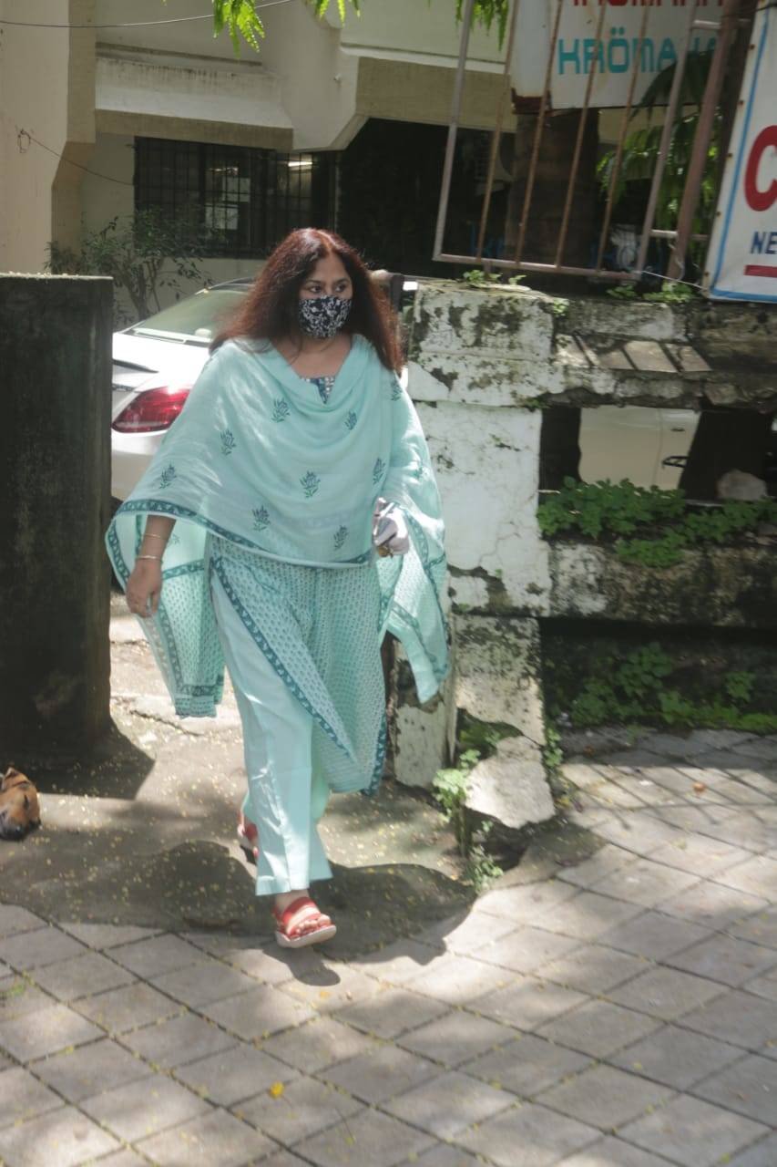 ब्लू सूट के साथ रेड फुटवेअर ब्लू सूट के साथ रेड फुटवेअर