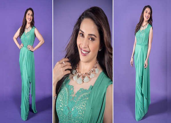 डिजाइनर साड़ी में माधुरी का जलवा