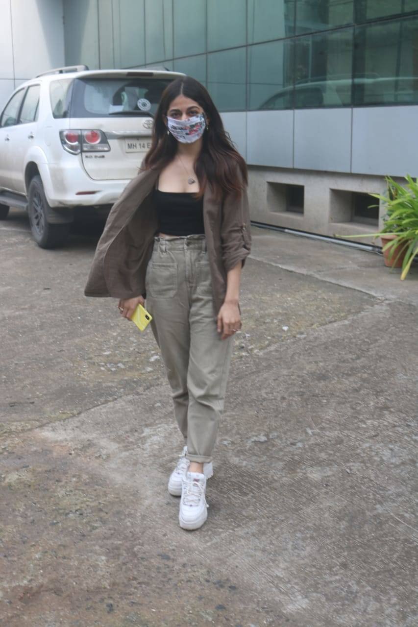 कॉन्ट्रास्टिंग कलर शूज