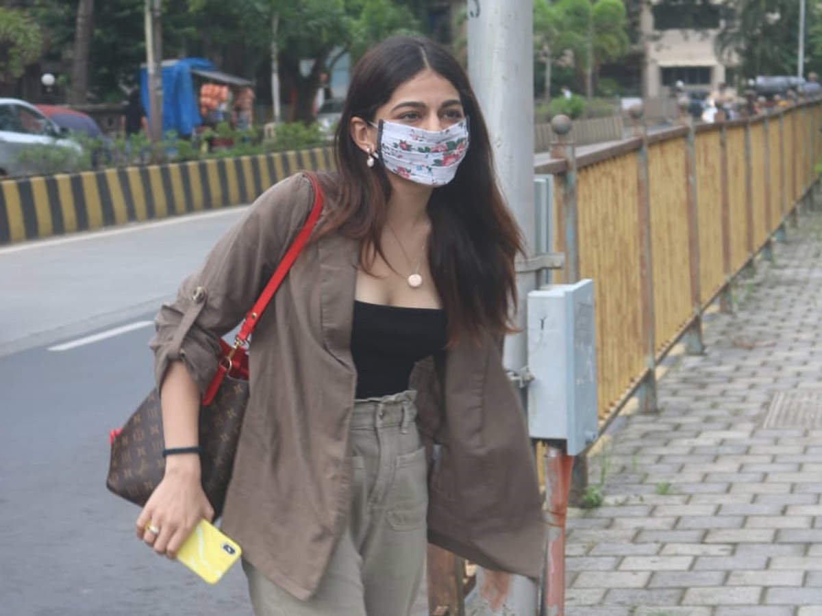 पूजा बेदी की लाडली बेटी अलाया का स्वीट ऐंड सेक्सी लुक