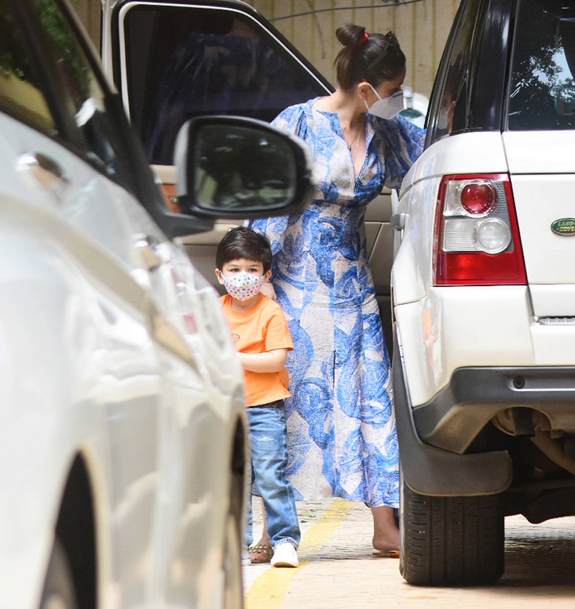 बहन करिश्मा के घर पहुंचीं करीना