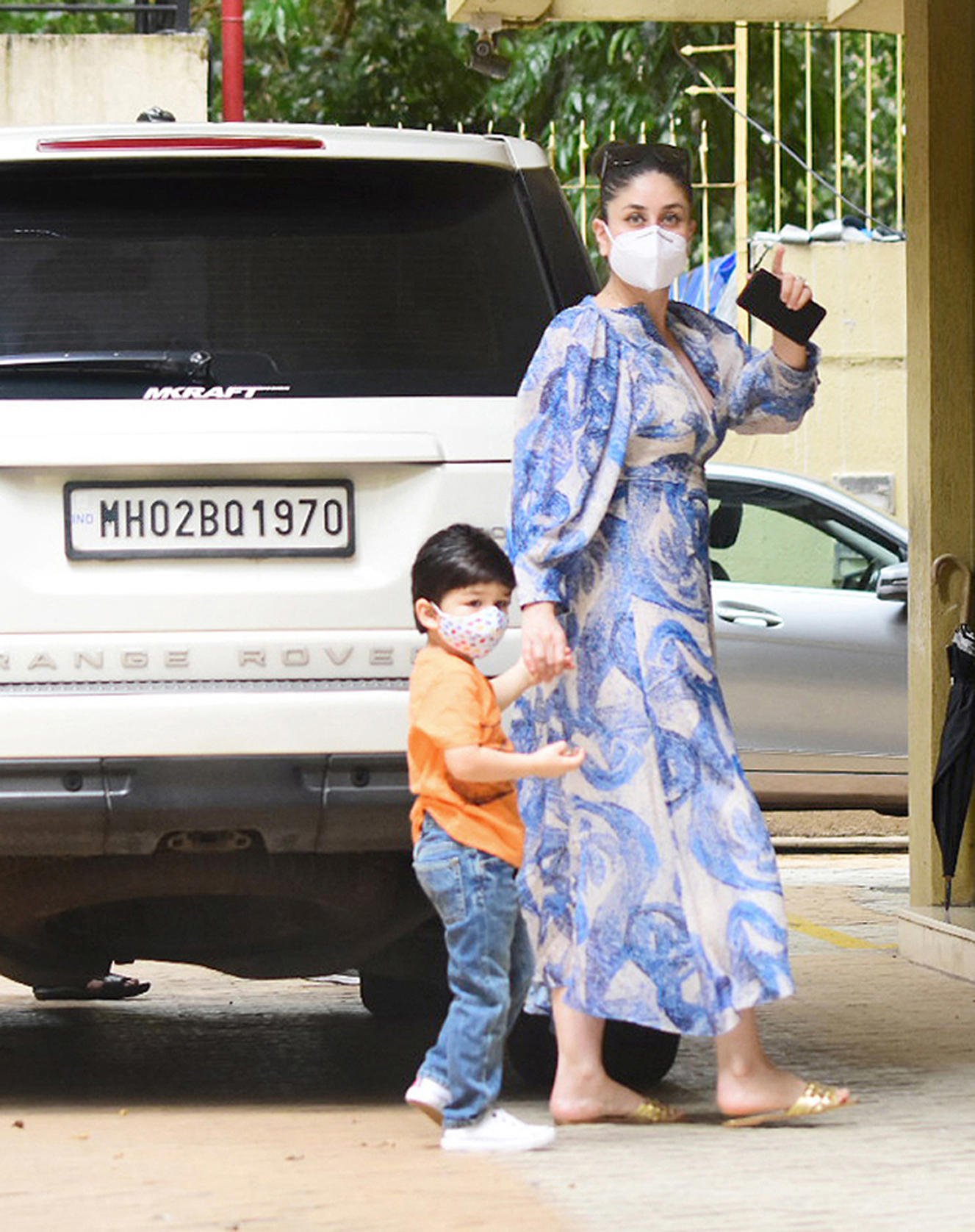 खूबसूरत ड्रेस में आईं नजर