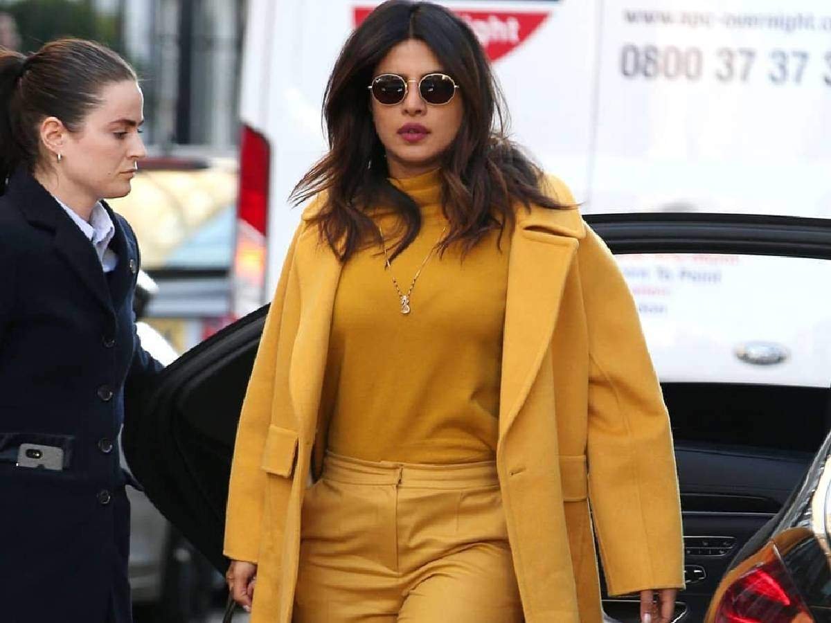 ओवरऑल लुक के साथ मंगलसूत्र ने खींचा ध्यान