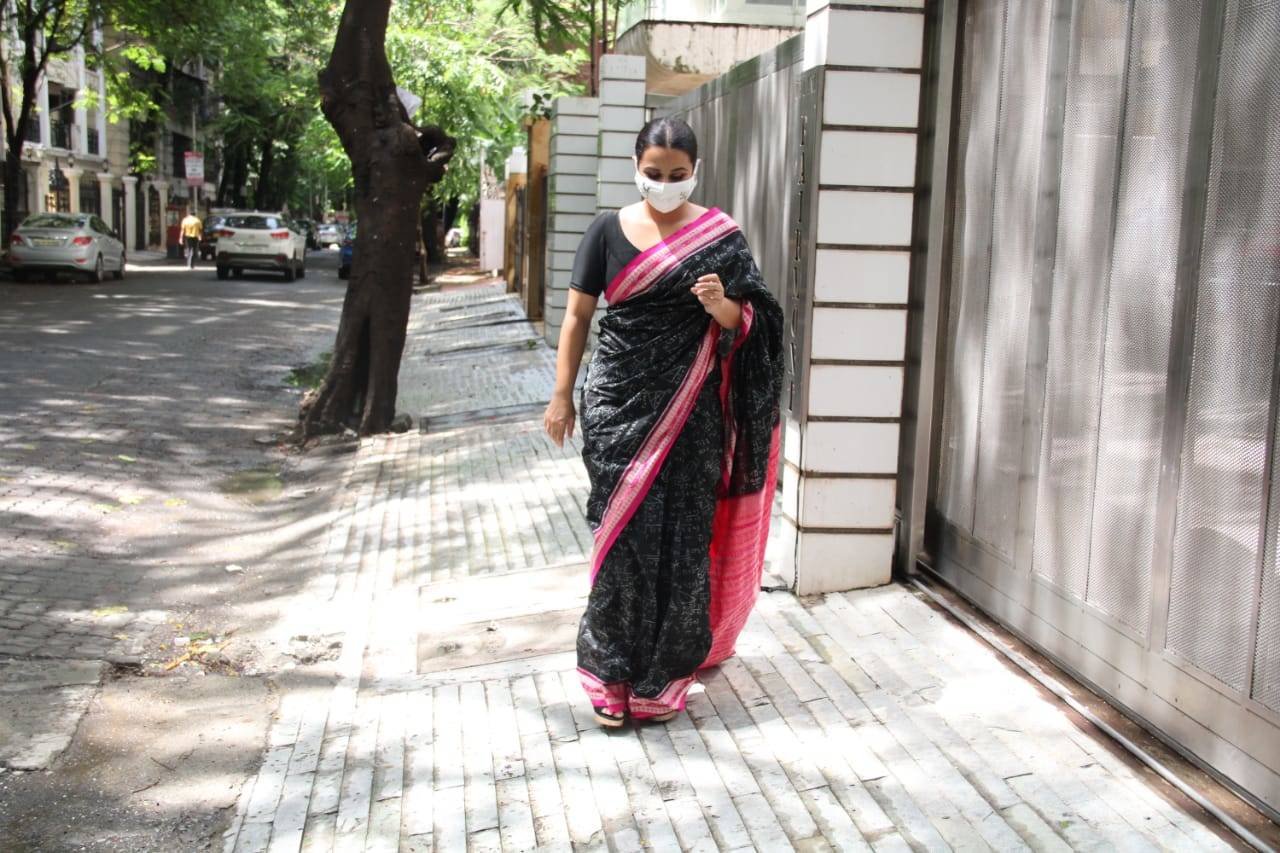 ब्लैक और पिंक कॉम्बिनेशन की साड़ी में दिखीं विद्या
