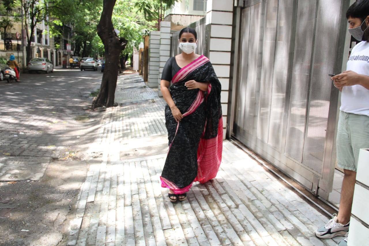 मिनिमम जूलरी ऐंड मेकअप