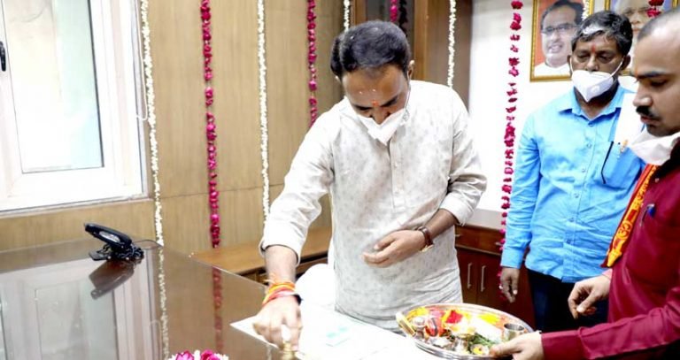 खनिज साधन, श्रम मंत्री श्री बृजेन्द्र प्रताप सिंह ने कार्यभार ग्रहण किया
