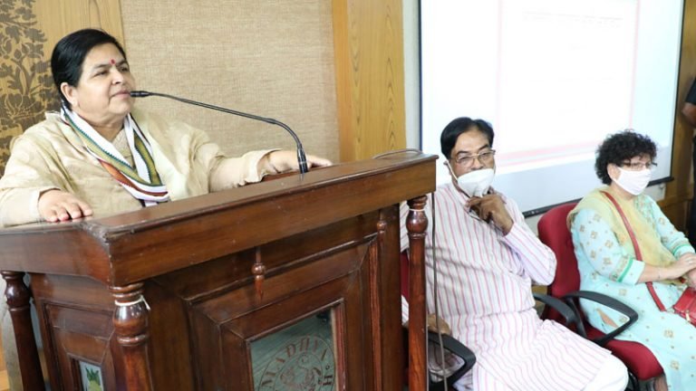गरीबों एवं मजदूरों के हित में संवेदनशीलता से कार्य करें : मंत्री सुश्री ठाकुर
