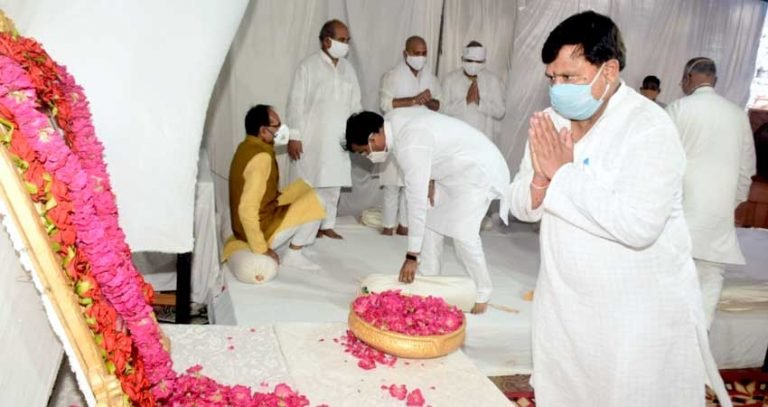 ऊर्जा मंत्री श्री सिंह ने केन्द्रीय मंत्री श्री तोमर के घर पहुँचकर शोक संवेदना व्यक्त की