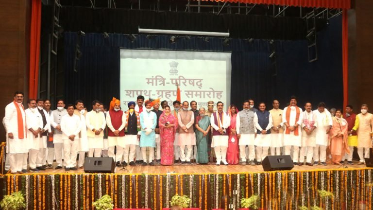 राज्यपाल श्रीमती पटेल ने दिलाई मंत्रियों को शपथ