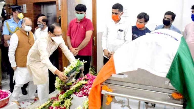 मुख्यमंत्री श्री चौहान ने श्री टंडन के पार्थिव शरीर पर पुष्पचक्र भेंट कर श्रद्धाजंलि अर्पित की