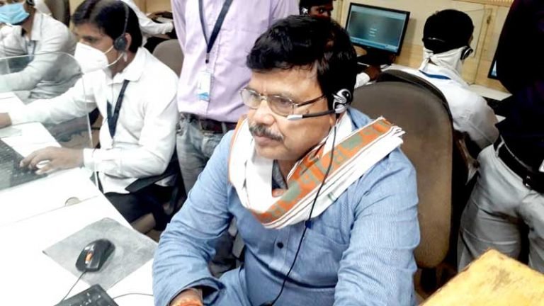 ऊर्जा मंत्री श्री तोमर ने कॉल सेन्टर में सुनी बिजली उपभोक्ताओं की समस्याएँ