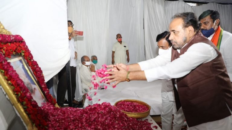 मंत्रीगण ने ग्वालियर पहुँचकर केन्द्रीय मंत्री श्री तोमर के छोटे भाई के निधन पर शोक संवेदनाएँ व्यक्त की