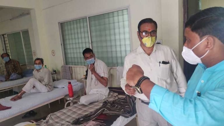 आयुष मंत्री श्री कांवरे द्वारा आयुर्वेद चिकित्सालय एवं कार्यालय का औचक निरीक्षण