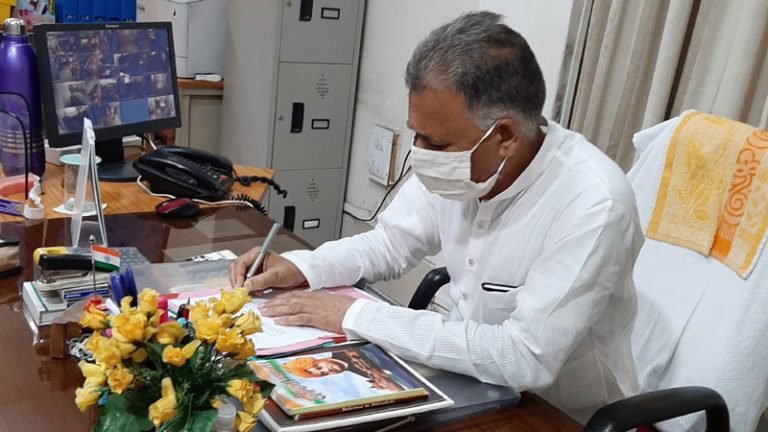 स्कूल शिक्षा मंत्री श्री परमार ने राज्य मुक्त स्कूल शिक्षा बोर्ड का किया औचक निरीक्षण