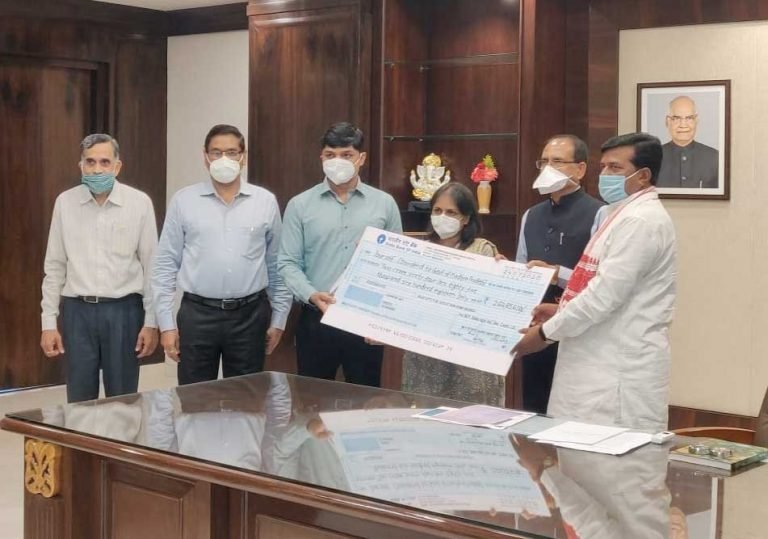 मुख्यमंत्री श्री चौहान को एग्रो निगम द्वारा लाभांश चेक भेंट