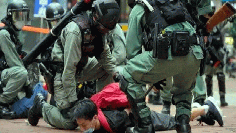 Hong Kong police made first arrest under disputed law, treason case to be carried out on 370 people | विवादित कानून के तहत हांगकांग पुलिस ने की पहली गिरफ्तारी, 370 लोगों पर चलेगा राष्ट्रद्रोह का केस!