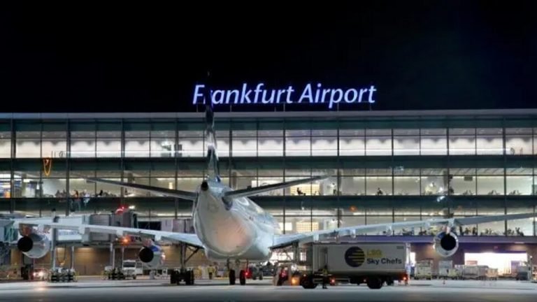 UAE based indian women in trouble at frankfurt airport | UAE में रहने वाली भारतीय महिला 4 दिन से फ्रेंकफर्ट हवाई अड्डे पर फंसी, मदद की अपील