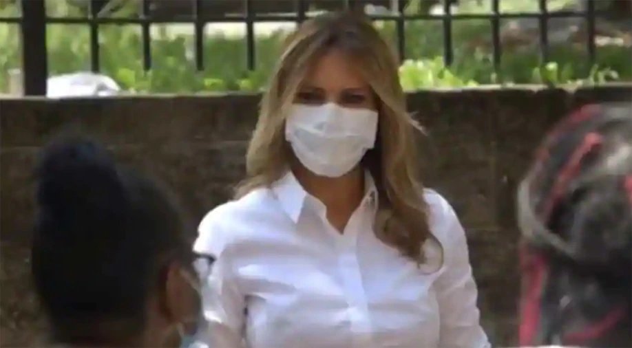 After Donald Trump, Melania Trump now spotted wearing a face mask | अमेरिकी राष्ट्रपति के बाद अब उनकी पत्नी मेलानिया ट्रंप भी मास्क में आईं नजर