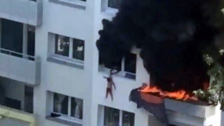 VIDEO: Two brothers jumped from the burning building, this is how the people standing below caught | VIDEO: जलती हुई बिल्डिंग से दो भाइयों ने लगाई छलांग, नीचे खड़े लोगों ने ऐसे किया कैच