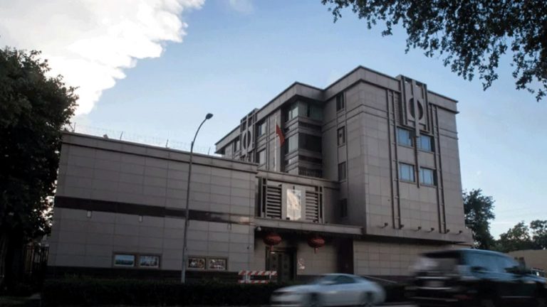 American agents enter Houston Chinese Counsel as soon as deadline ends | Deadline खत्म होते ही ह्यूस्टन के चीनी काउंसलेट में घुस गए अमेरिकी एजेंट्स, कराया बंद