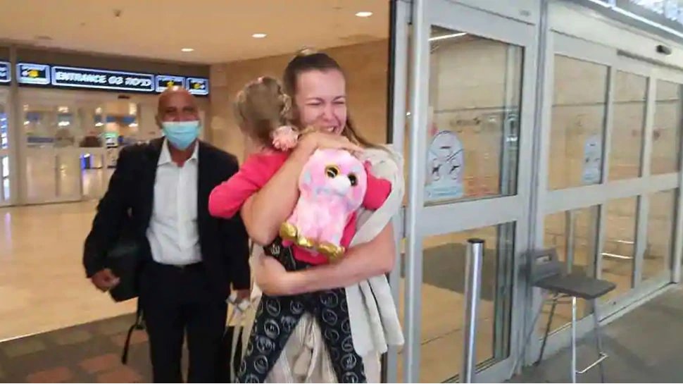 Toddler returns to Israel after six months of accidental COVID-19 exile | अलग देश में फंसी थी 3 साल की ​बच्ची, 6 महीने बाद जब मां से मिली तो…