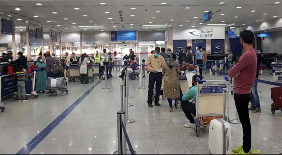 Barring India, Kuwait to resume international flight operations from August 1 | कोरोना संकट के बीच कुवैत से भारतीय कामगारों के लिए आई बुरी खबर
