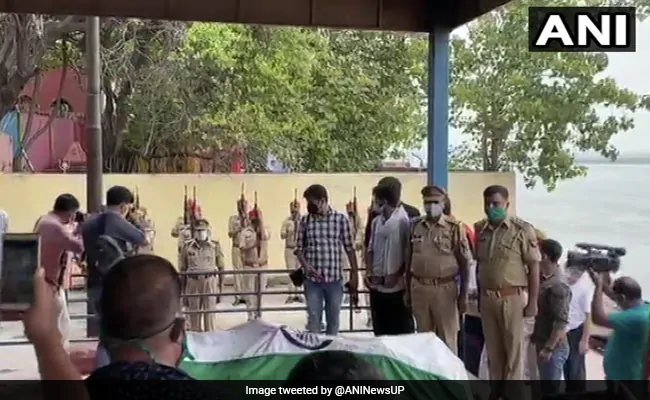 कानपुर एनकाउंटर : शहीद DSP देवेंद्र मिश्रा को मुखाग्नि देते हुए फफक पड़ी बेटी, SSP बोले- व्यर्थ नहीं जाएगी शहादत