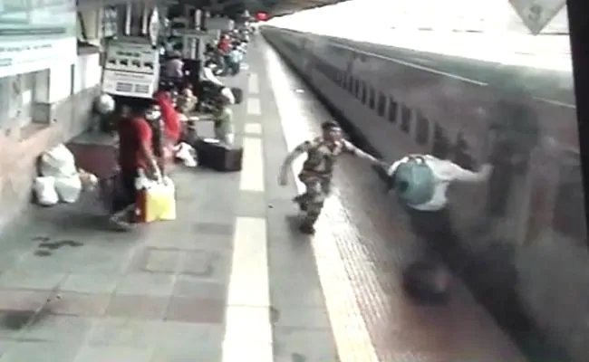 महाराष्ट्र: सतर्क सुरक्षा कर्मचारी बने 'देवदूत', यात्री को ट्रेन की चपेट में आने से बचाया