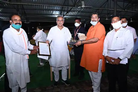 गोबर पर सियासत: छत्तीसगढ़ में BJP के विरोध के बीच कांग्रेस सरकार को मिला RSS का साथ