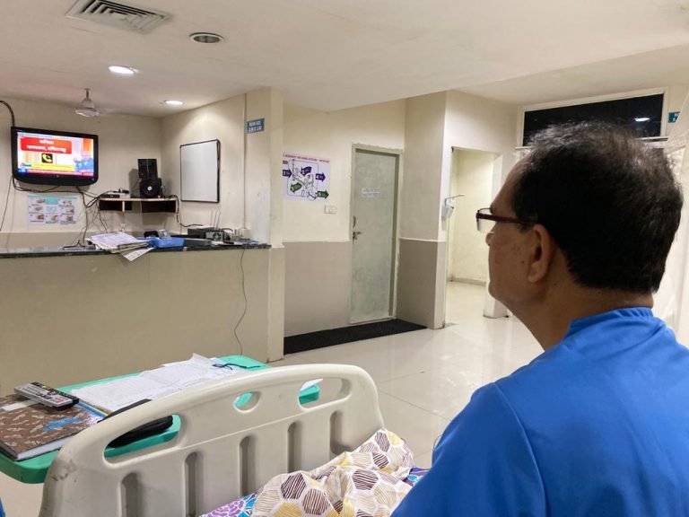 कोरोना संक्रमित शिवराज ने अस्पताल से की कोविड समीक्षा, सुबह सुनी पीएम मोदी के मन की बात, जानें कैसा बीता मध्यप्रदेश के मुख्यमंत्री का पहला दिन