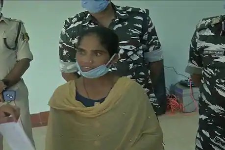5 लाख की इनामी नक्सली बहन ने सरेंडर कर भाई से कहा- राखी पर करूंगी इंतजार, लौट आओ!