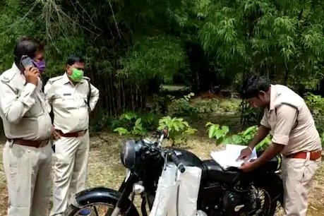 VIDEO: जंगल से बांस चुरा कर ले जा रहे थे वन अधिकारी, बीट गार्ड बोला- वर्दी उतरवा दूंगा